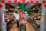 En mand kigger på prismærker inde i den private forretning KO Mercado i Havana. Den private sektor, der engang var marginal, er ved at etablere sig i et Cuba i krise og forventes at vokse yderligere, efter at regeringen har vedtaget 176 reformer. Foto: Yamil Lage/Ritzau Scanpix