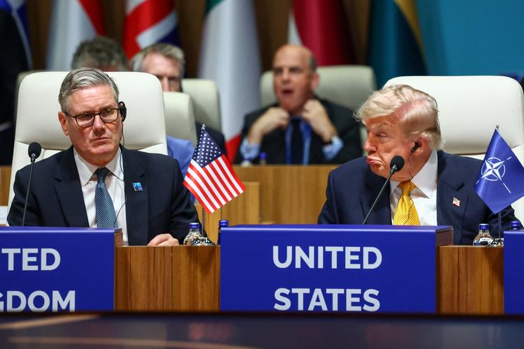 Storbritanniens premierminister Keir Starmer og USA's præsident Donald Trump under NATO-topmødet i Ankara, Tyrkiet, den 8. juli 2026.  Foto: Yves Herman/Ritzau Scanpix