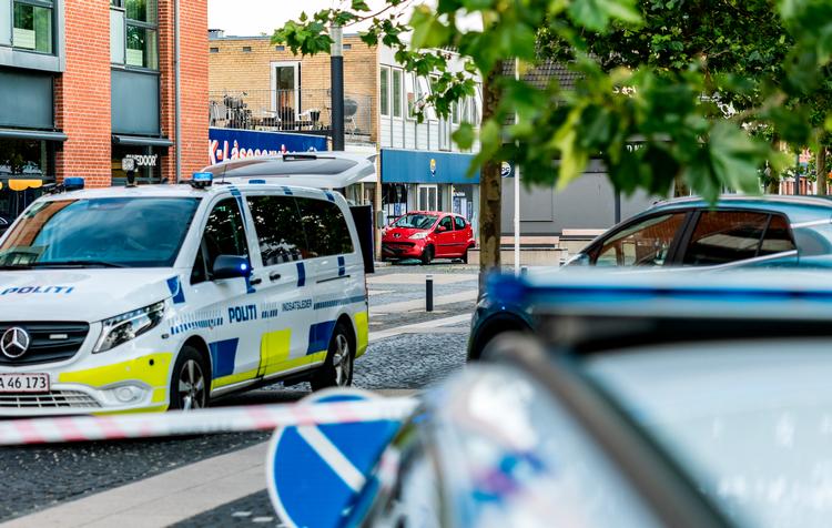Politiet er til stede efter et større slagsmål har fundet sted på Taastrup Hovedgade fredag den 10. juli 2026. Foto: Steven Knap/Ritzau Scanpix