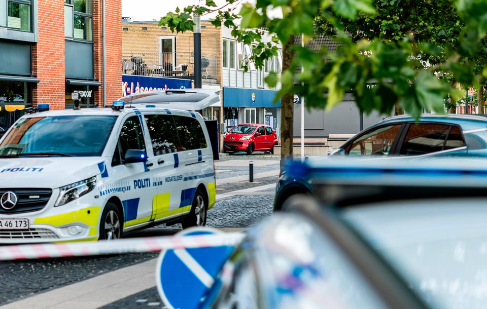 Politi rykker ud til gruppeslagsmål i Taastrup: Kørte gennem facadevindue