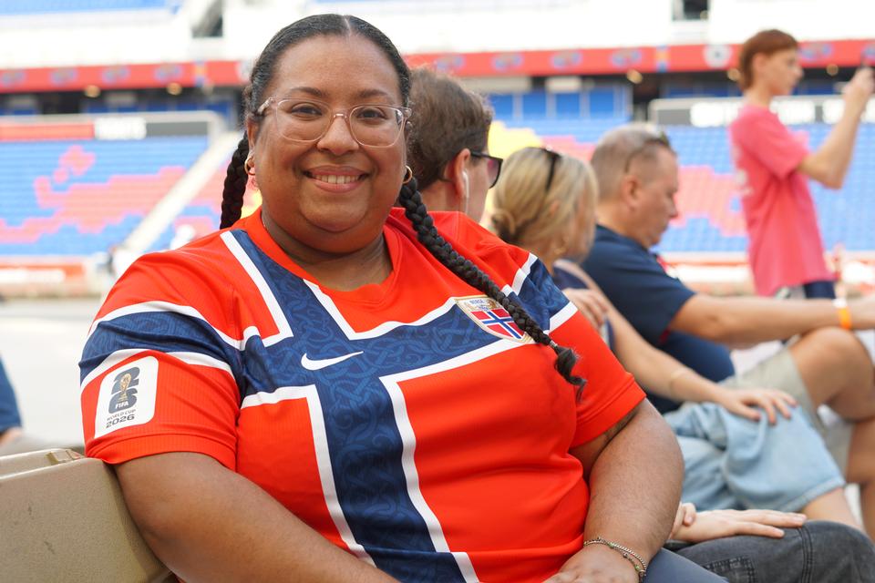 For Alejandra Marina blev Norges fans en lige så stor oplevelse som holdets præstationer på banen. Hun mener, at den særlige energi omkring landsholdet har vundet nye tilhængere verden over. Foto: Anders Tornsø Jørgensen