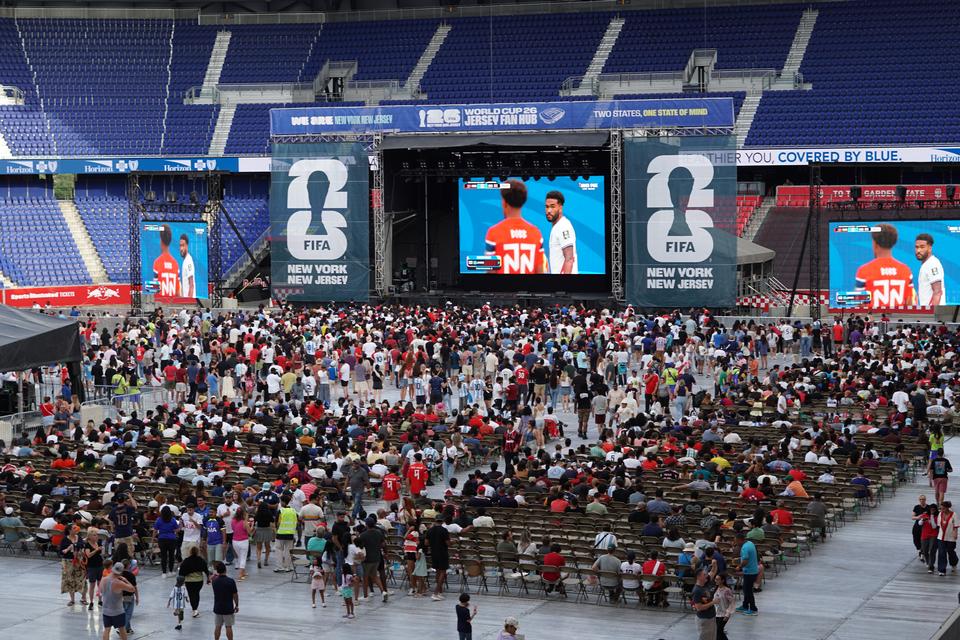 Stemningen var høj i FIFA's fanzone ved Sports Illustrated Stadium, hvor fans fra hele verden var mødt op for at følge Norges VM-kvartfinale mod England. Foto: Anders Tornsø Jørgensen