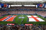 Gigantiske norske og engelske flag dækkede banen før VM-kvartfinalen i Miami. England vandt siden 2-1 efter forlænget spilletid og sendte Norge ud af turneringen.  Foto: Marco Bello/Ritzau Scanpix