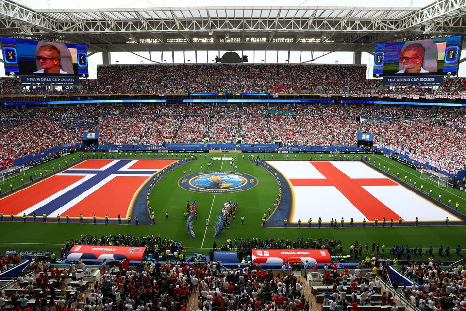 Gigantiske norske og engelske flag dækkede banen før VM-kvartfinalen i Miami. England vandt siden 2-1 efter forlænget spilletid og sendte Norge ud af turneringen.  Foto: Marco Bello/Ritzau Scanpix