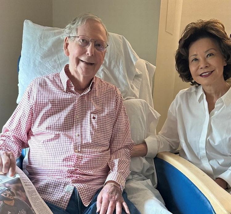 Den amerikanske senator Mitch McConnell med sin hustru, USA's tidligere arbejdsminister Elaine Chao med Washington Post fra den 12. juli, på et fotografi offentliggjort af hans kontor i Washington, USA, 12. juli 2026.    Foto: Office of Senator Mitch Mcconnel/Ritzau Scanpix