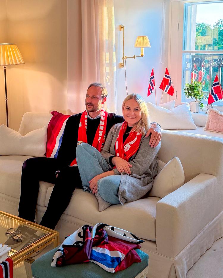  5. juli var kronprinsessen i stand til at følge Norge vinde over Brasilien ved VM, dog på tv-skærmen. Foto: -/Ritzau Scanpix