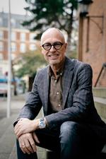 »Vi opfører os, som om livet er uendeligt. At der er tid nok, og så får vi ikke talt om det«, siger Preben Engelbrekt. Foto: Marie Munkner