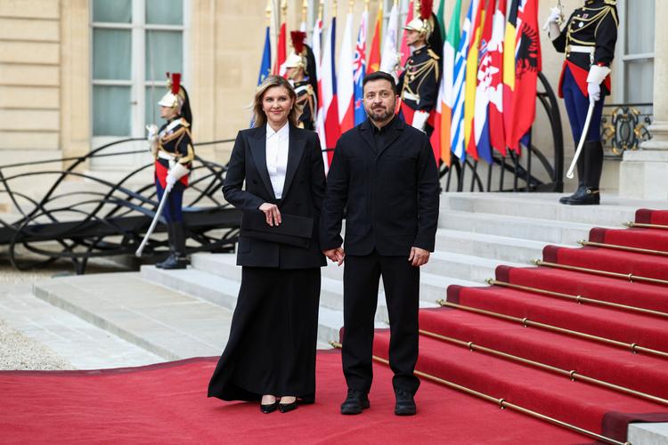 Ukraines præsident, Volodymyr Zelenskyj, og hans kone, Olena Zelenska, ankommer til en fin gallamiddag på Bastilledagen i Paris, sammen med de andre ledere i 'koalitionen af villige lande', som støtter Ukraine.  Foto: Tom Nicholson/Ritzau Scanpix