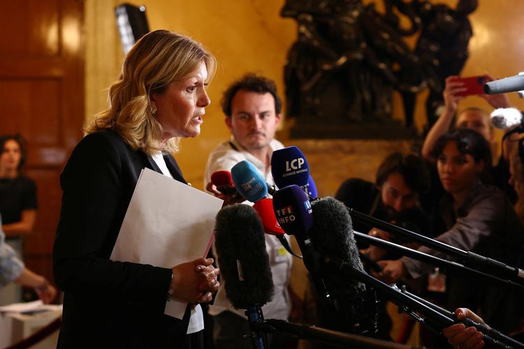 Parlamentsformand Yael Braun-Pivet taler med pressen efter afstemningen om aktiv dødshjælp. Foto: Abdul Saboor/Ritzau Scanpix