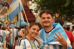 Et argentinsk flag bliver til en kappe, når landsholdet spiller sig i VM-finalen. Candela Sandoval og Matias Carrizo bliver hængende længe efter slutfløjtet i Little Argentina i Queens. Foto: Anders Tornsø Jørgensen