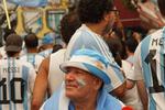 Argentinske fans fylder gaden i Little Argentina i Queens efter sejren over England. Foto: Anders Tornsø Jørgensen
