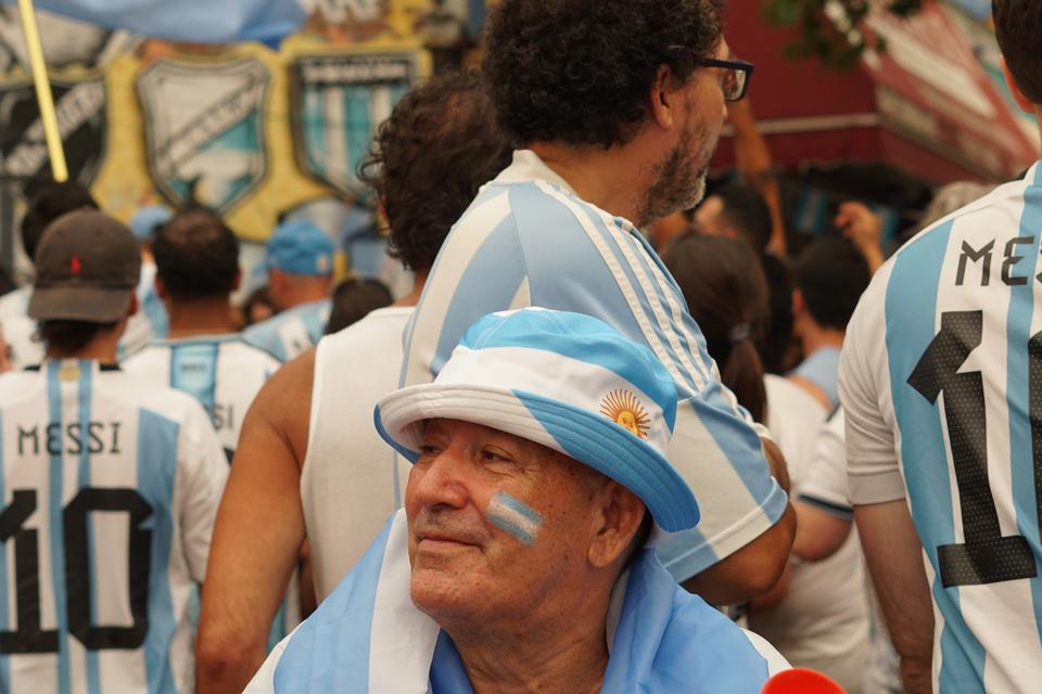 Argentinske fans fylder gaden i Little Argentina i Queens efter sejren over England. Foto: Anders Tornsø Jørgensen
