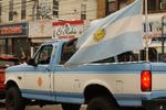 En pickup malet i Argentinas blå-hvide farver kører gennem Queens med et kæmpe argentinsk flag bølgende fra ladet efter sejren over England. Foto: Anders Tornsø Jørgensen