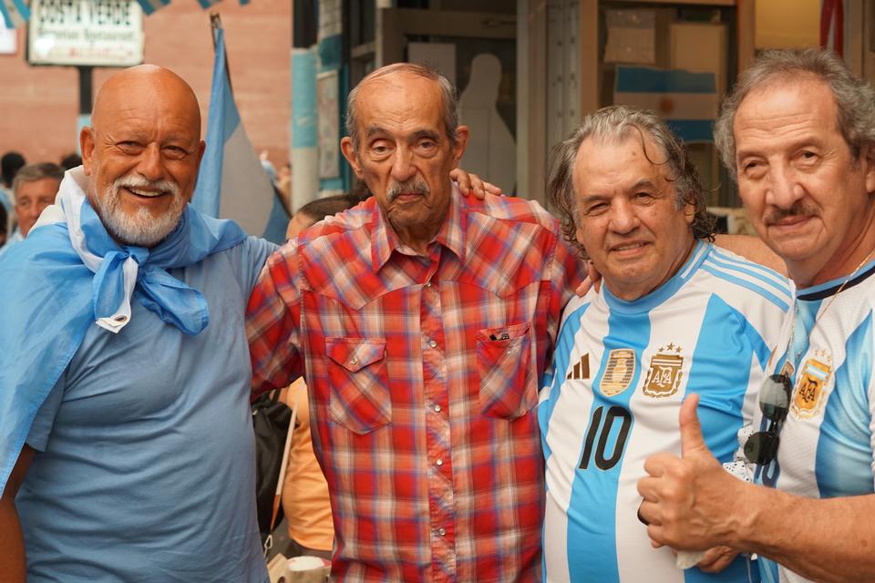 Marcello Alberghina (yderst t.v.) og hans venner fejrer Argentinas sejr over England. I Little Argentina i Queens vækker opgøret stadig minder om Falklandskrigen i 1982. Foto: Anders Tornsø Jørgensen