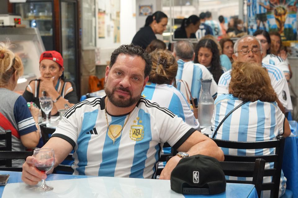 Marcos Leiva kan endelig sætte sig til bords. Som en sand argentiner fejrer han sejren med rødvin og en bøf. Foto: Anders Tornsø Jørgensen