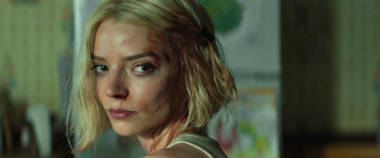 Omme bag al trashmoden gemmer der sig i Anya Taylor-Joys portræt af titelfiguren i 'Lucky' en rigtig person, som er kommet slemt til skade. Foto: Michael Becker/Apple TV/AP 