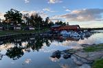 Den lille havn ved hytteparken Skärdsgårdsbryn tager sig idyllisk ud. I baggrunden spisestedet Båthuset, der i perioder har den ellers frede skarv på menuen.  Foto: Kristoffer Flakstad