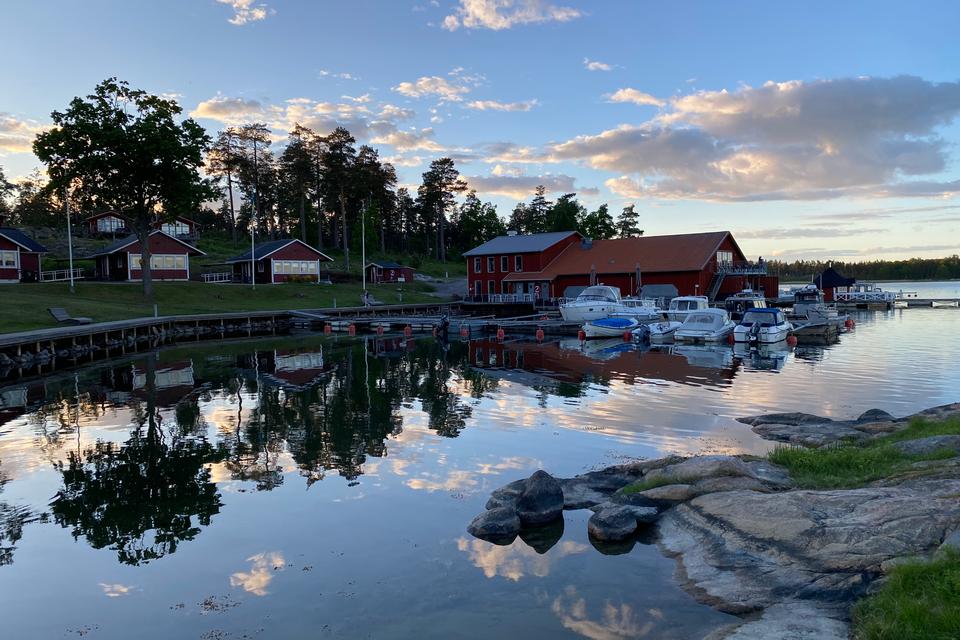 Den lille havn ved hytteparken Skärdsgårdsbryn tager sig idyllisk ud. I baggrunden spisestedet Båthuset, der i perioder har den ellers frede skarv på menuen.  Foto: Kristoffer Flakstad