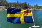 Selvom skærgården nogle steder sender tanker mod Middelhavet, er man med de blå og gule farver sjældent i tvivl om, at vi er er i broderlandet hinsidans.  Foto: Kristoffer Flakstad