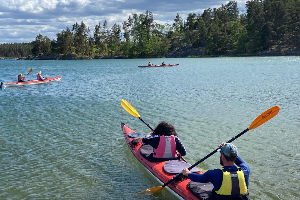 Der er rig mulighed for aktiviteter på vandet, som her: leje af kajak ved feriecentret Skärgårdsbryn.  Foto: Kristoffer Flakstad
