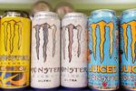 Det vil snart være forbudt at sælge energidrikke med mere end 150 milligram koffein per liter til børn under 16 år i England. Energidrikke fra bl.a. producenten Monster Energy - som ses på billedet - er omfattet af forbuddet. Foto: Dado Ruvic/Ritzau Scanpix