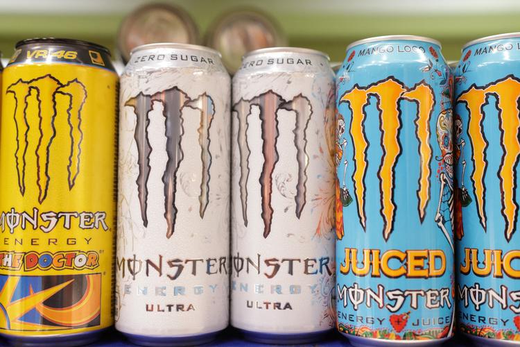 Det vil snart være forbudt at sælge energidrikke med mere end 150 milligram koffein per liter til børn under 16 år i England. Energidrikke fra bl.a. producenten Monster Energy - som ses på billedet - er omfattet af forbuddet. Foto: Dado Ruvic/Ritzau Scanpix