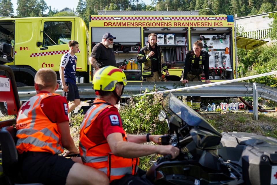 Ovre 60 brandfolk er til stede for at slukke branden, skriver NTB. Foto: Thomas Fure/Ritzau Scanpix