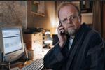 Mr. Bates (Toby Jones) kæmper mod overmagten, i dette tilfælde det britiske postvæsen. Men stædigheden bærer frugt.   Foto: ITV  