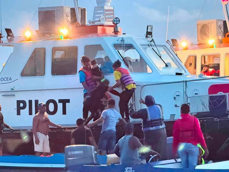 Der var over 100 passagerer og besætningsmedlemmer om bord på færgen ’MV Barima’, da den kæntrede lørdag aften. 67 er reddet i land. Foto: Bishop Juan Edghill/Ritzau Scanpix