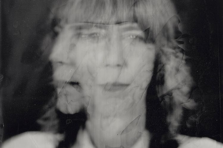 Pr-foto:  Med sin skrøbeligt-stærke stemme slingrer og skærer Beth Orton sig igen dybt ind i hjertet.