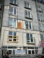 Huset blev bygget i 2013, men ser nu ganske slidt ud, efter at fire af altanerne samt facadepladerne er blevet fjernet efter dødsulykken ved den manglende øverste altan. Foto: Per Munch