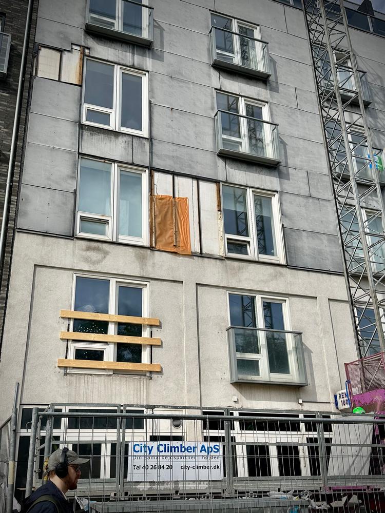 Huset blev bygget i 2013, men ser nu ganske slidt ud, efter at fire af altanerne samt facadepladerne er blevet fjernet efter dødsulykken ved den manglende øverste altan. Foto: Per Munch