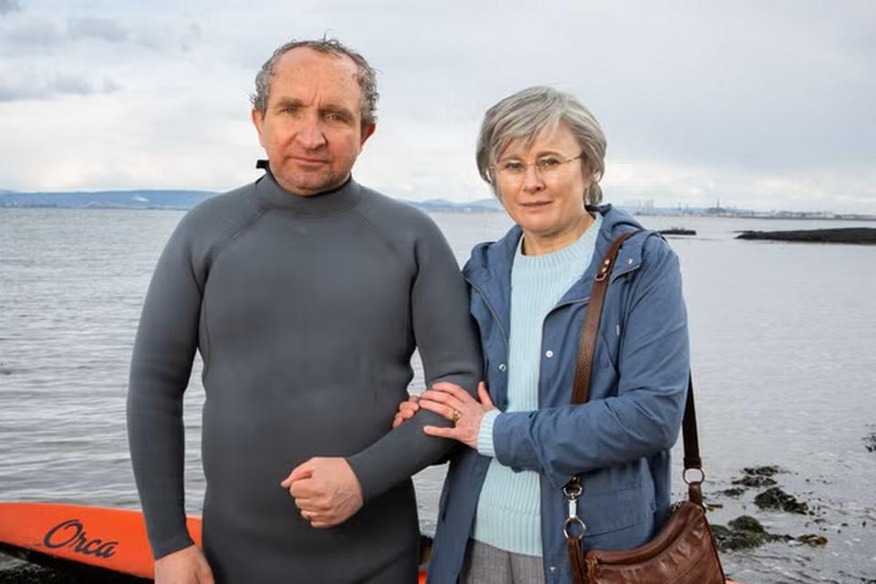 Eddie Marsan spiller kanoforbryderen John, mens Monica Dolan er hans kone Anne.  Foto: ITV/BritBox