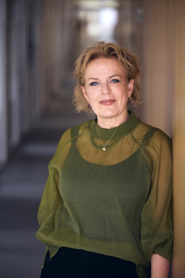 »Det var vildt, vildt crazy, at jeg skulle på universitet«, siger Helle Prætorius Øhrwald, der er professor på Aarhus Universitet.  Foto: Anne Kring