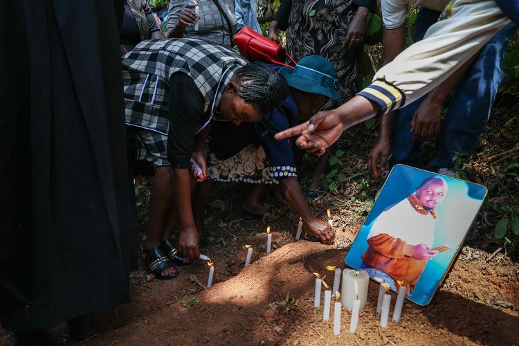 Charles Waithaka Wangari blev lokket med et lukrativt job i Rusland, men blev i stedet tvangsrekrutteret til den ukrainske frontlinje. Han blev 31 år og fik en symbolsk begravelse i Kenya i februar i år, efter at familien opgav at få hans lig udleveret fra Rusland. En rapport i februar anslog, at flere end 200 kenyanere var blevet rekrutteret til det russiske militær på samme måde. Foto: Daniel Irungu/Ritzau Scanpix