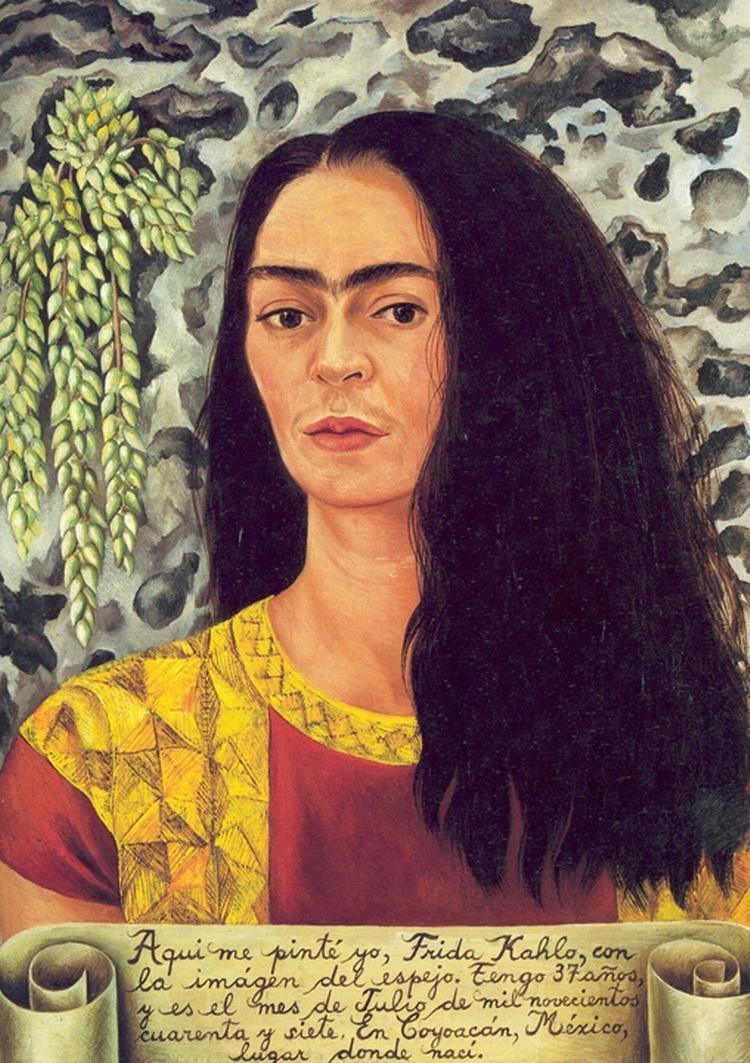 Frida Kahlo trak inspiration fra mange forskellige kanter. Her har hun benyttet et skriftbånd nederst, sådan som det også ses i kristne votiv-malerier. Foto: Frida Kahlo, Self-Portrait with Loose Hair 1946. Private collection