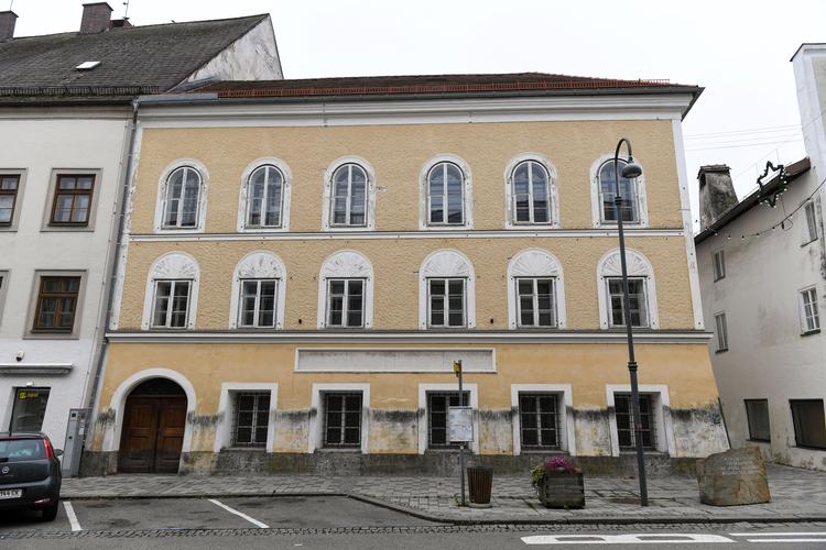 Hitler blev født i den gule bygning fra 1600-tallet i byen Braunau am Inn i Østrig. I 2019 blev det besluttet, at den skulle renoveres, blandt andet for at jage nynazistiske pilgrimme væk. Billedet er taget før renoveringen. Foto: Andreas Gebert/Ritzau Scanpix
