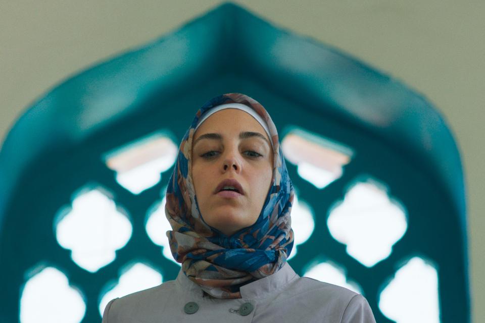 Vores tids voksende søgen efter eksistentiel mening og åndelighed afspejles i et væld af film og serier om tro. En af dem er den tyrkiske 'Ethos', hvori den unge muslim Meryem (spillet af Öykü Karayel) har en central rolle.  Foto: Netflix