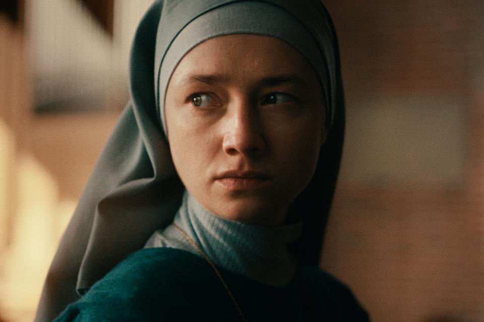 En dyb indsigt i nonneliv er medvirkende til at gøre den danske film 'Den store stilhed' fra 2022 til en rørende oplevelse om tro og tvivl. Kristine Kujath Thorp har hovedrollen som den unge nonne Alma.  Foto: Mia Mai Dengsø Graabæk/dff/scanbox