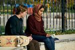 Filmen 'Hala' fortæller om pigen Hala (spillet af Geraldine Viswanathan), der vokser op i USA og fastholdes i muslimske traditioner. Indtil oprørstrangen tager over i hende.  Foto: Apple TV