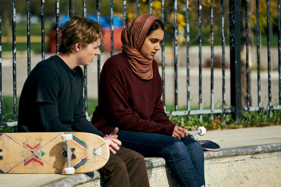 Filmen 'Hala' fortæller om pigen Hala (spillet af Geraldine Viswanathan), der vokser op i USA og fastholdes i muslimske traditioner. Indtil oprørstrangen tager over i hende.  Foto: Apple TV