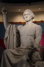 Den 12 ton tunge marmorskulptur af George Washington blev udført af billedhuggeren Horatio Greenough og stod oprindeligt i rotunden under den amerikanske Kongres. Siden 1964 har statuen været et af National Museum of American Historys mest markante vartegn. Foto: Anders Tornsø Jørgensen