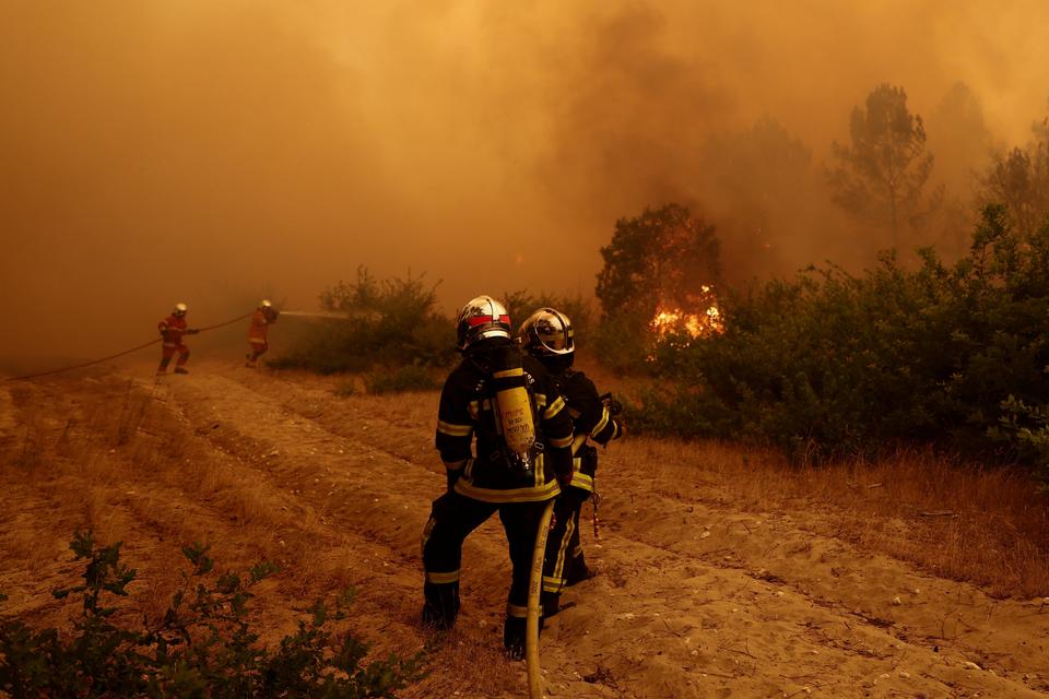 Mindst 140.000 mennesker er blevet evakueret i Gironde-regionen og i Landes-regionen, der begge ligger i nærheden af Bordeaux.  Foto: Stephane Mahe/Ritzau Scanpix