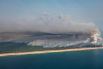 Luftfoto viser røg fra skovbrand tæt ved det kendte feriested Cap-Ferret i det sydvestlige Frankrig 24. juli 2026. Foto: Romain Perrocheau/Ritzau Scanpix