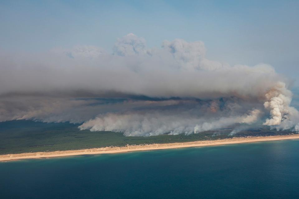 Luftfoto viser røg fra skovbrand tæt ved det kendte feriested Cap-Ferret i det sydvestlige Frankrig 24. juli 2026. Foto: Romain Perrocheau/Ritzau Scanpix