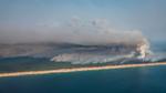Luftfoto viser røg fra skovbrand tæt ved det kendte feriested Cap-Ferret i det sydvestlige Frankrig 24. juli 2026. Foto: Romain Perrocheau/Ritzau Scanpix