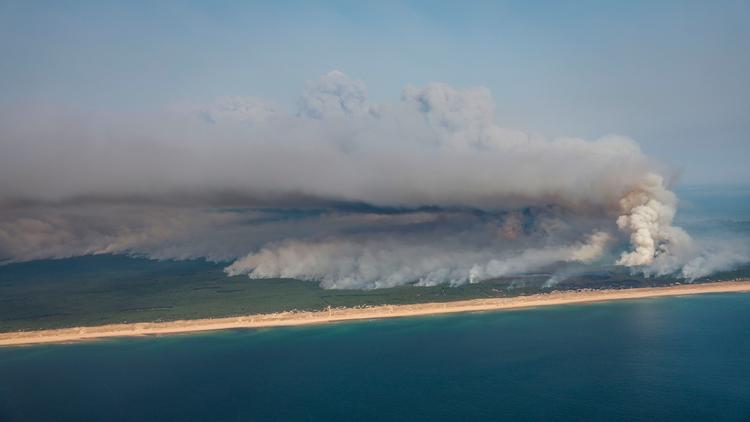 Luftfoto viser røg fra skovbrand tæt ved det kendte feriested Cap-Ferret i det sydvestlige Frankrig 24. juli 2026. Foto: Romain Perrocheau/Ritzau Scanpix