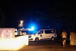 En ambulance forlader et plejehjem i Saint-Aubin-de-Médoc, mens en skovbrand raser i nærheden. Branden udvikler sig på baggrund af forværrede tørkeforhold efter en hedebølge og udbredt vandmangel i store dele af Frankrig. Billedet er taget den 25. juli 2026. Foto: Manon Cruz/Ritzau Scanpix
