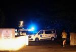En ambulance forlader et plejehjem i Saint-Aubin-de-Médoc, mens en skovbrand raser i nærheden. Branden udvikler sig på baggrund af forværrede tørkeforhold efter en hedebølge og udbredt vandmangel i store dele af Frankrig. Billedet er taget den 25. juli 2026. Foto: Manon Cruz/Ritzau Scanpix
