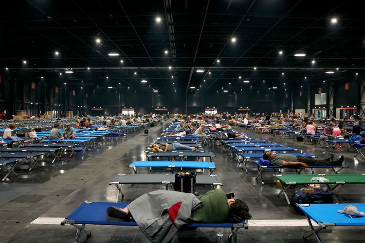 Mindst 140.000 personer er blevet evakueret i to områder omkring Bordeaux. Byens messecenteret Parc des Expositions tager imod de evakuerede. Foto: Alain Jocard/Ritzau Scanpix
